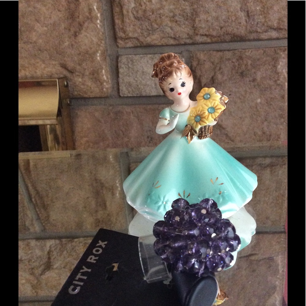 NWT Purple crystal faceted cluster stretch band ring